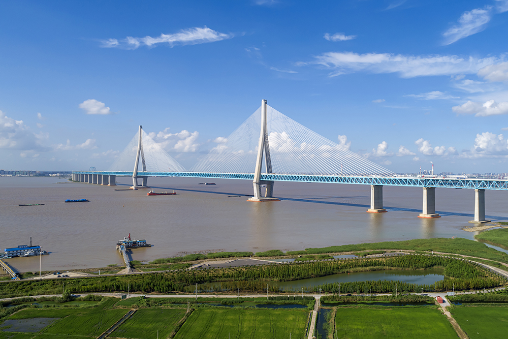 滬蘇通長(cháng)江大橋建成通車(chē)。.jpg